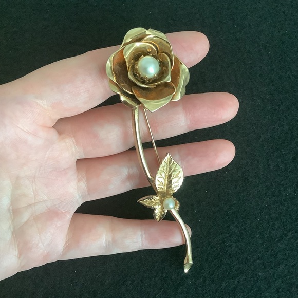 Vintage gold tone faux pearl brooch. - Picture 2 of 5